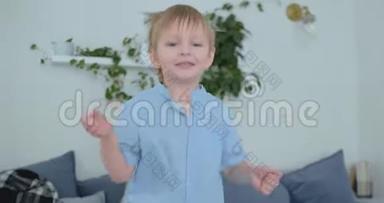一个长着白色头发和蓝色衬衫的英俊男孩正在沙发上跳跃，慢镜头地看着相机