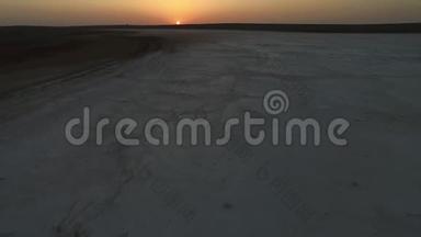 尼克日落或日出空中拍摄的干盐湖或其他星球的镜头