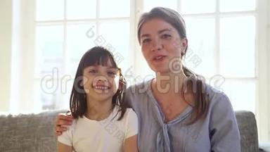 快乐的妈妈和小女儿打视频电话录vlog