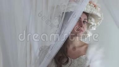 肖像年轻女子戴着丝绸帽子，用白色羽毛扇子扇着她的脸，躲在面纱后面。 真实<strong>人物系列</strong>白人