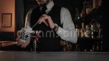 黑暗酒吧的专业酒吧服务员准备饮料