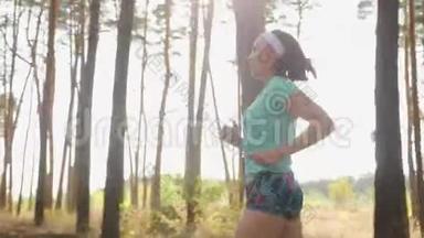 穿着运动服的女孩在森林里慢跑
