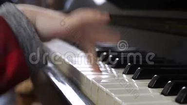 小女孩`手在弹钢琴
