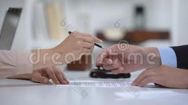 律师给予妇女签署汽<strong>车贷</strong>款协议，专业租赁服务