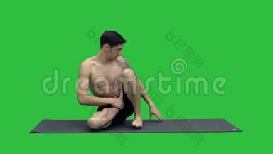 <strong>男子</strong>练习<strong>瑜伽</strong>，法师扭转C型或Marichyasana型，伸展运动肌肉，<strong>瑜伽</strong>冥想放松。