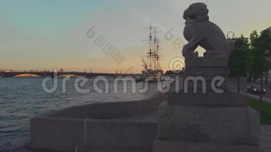 俄罗斯，圣彼得堡。 全景彼得罗夫斯卡娅堤，一尊狮子雕像和一艘帆船护卫舰。