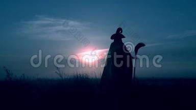 穿着女巫服装的女人在山上扫把之夜