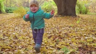 有趣的微笑，1岁的男孩迈出了第一步，并正在秋天的公园<strong>日</strong>落。 <strong>儿童</strong>概念