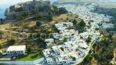 鸟瞰无人机视频的村庄林多斯，罗德岛，多德卡尼斯，希腊。 日落全景与城堡