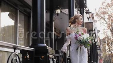 新娘在街上捧着一束五颜六色的婚礼花束