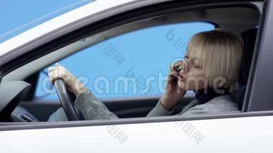 金发女人穿着休闲装，驾驶着绿色<strong>屏幕</strong>背景的<strong>汽车</strong>。 4.她正坐在车上喝着酒