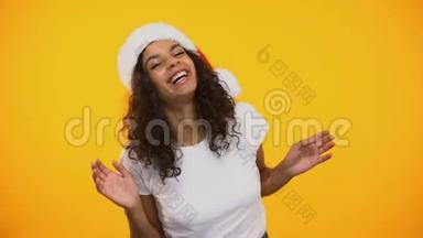 戴着圣诞帽的快乐混血女人跳出来，对着镜头微笑，打招呼
