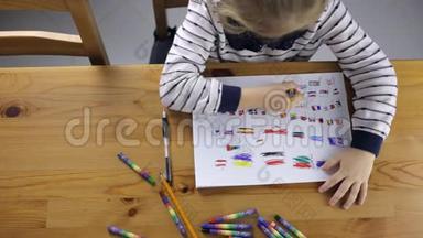 女孩用彩色铅笔画旗子
