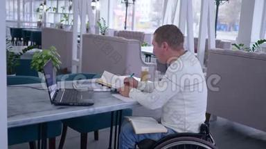 残疾、生病学生轮椅上男的电子学习利用现代计算机技术远程在线学习