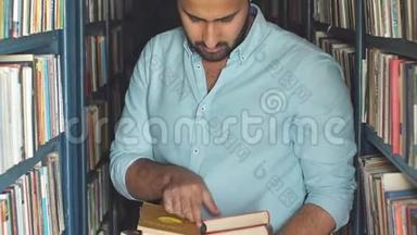 年轻的阿拉伯胡子男学生在图书馆书架间挑选书