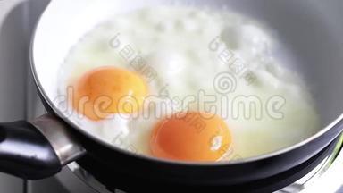煎锅上煎鸡蛋.