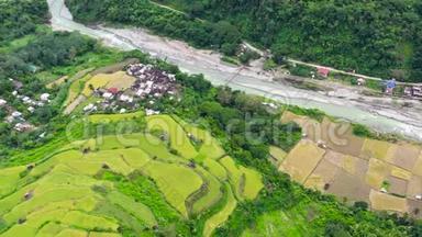 这个村庄位于<strong>水稻</strong>梯田的山谷中。 菲律宾北部<strong>水稻</strong>种植，鸟瞰..