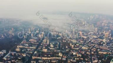 从高空俯瞰到城市上空的浓雾。 城市里的烟雾或雾。 环境污染问题