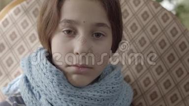 少女裹着温暖围巾的肖像。 这个女孩感觉不好，她病了，发烧了。 保健概念