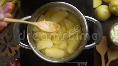 平躺视频：厨师把漂白的蔬菜<strong>放在</strong>土豆的沸水里，<strong>桌面</strong>上是沸腾的蔬菜