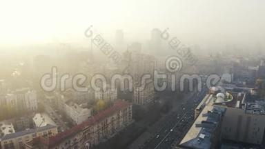 雾中美丽的克列夏提克街空中景象。 基辅<strong>中央大街</strong>