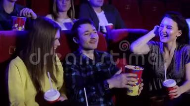 青少年坐在<strong>电影院</strong>看喜剧，吃<strong>爆米花</strong>，喝可乐