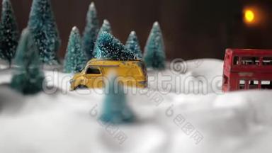 冬天的森林缩影，有一辆黄色的小玩具车，屋顶上有一棵圣诞树，<strong>双层</strong>红色巴士，雪堆