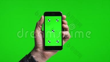 男人`用手机用绿色屏幕滚动页面