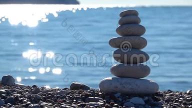 海滩上的禅石，完美的冥想。 宁静的禅坐背景与沙滩的岩石金字塔象征