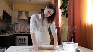 女人`<strong>手擀面</strong>团，用擀面杖在桌子上烤