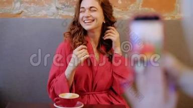 流动<strong>摄影照片</strong>，年轻女子摆着咖啡厅