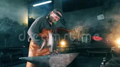 <strong>锻造</strong>工人在铁砧上打金属刀。