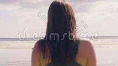 年轻女子穿着夏<strong>季</strong>比基尼在热带海滩后景的海水上散步。 <strong>游</strong>泳套房里<strong>游</strong>泳的苗条女人