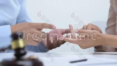 夫妻在法庭上争吵，戴着订婚戒指的木槌，离婚观念