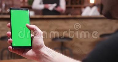 绿色屏幕手机上工作和滚动的静态照片