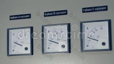工厂连续三个电压表。 工业电压表。 工厂配有电压表的面板