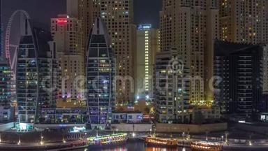 豪华游艇停在<strong>迪拜</strong>码头码头码头码头上，可从城市空中俯瞰夜晚时光