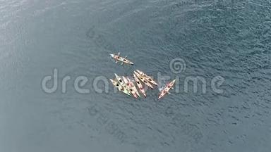 从空中俯瞰皮划艇旅游路线几个皮划艇在一堆水中的海船之间相遇