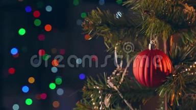 一个女孩正在圣诞<strong>树上</strong>挂着<strong>装饰</strong>圣诞的<strong>装饰</strong>品，特写镜头，在爸爸的发光二极管灯点亮