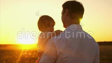 家人，爸爸抱着一个小女儿在公园里。 快乐童年的概念。 父亲带着小孩玩