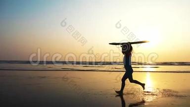 日落时，小女孩带着冲浪板沿着海边沙滩奔跑。