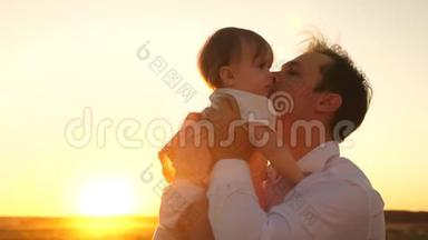 家人，爸爸在公园吻小女儿。 快乐童年的概念。 父亲<strong>带</strong>着<strong>小孩</strong>在阳光下玩耍