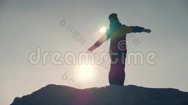 一个女孩站在雪山生活方式之上的剪影，一个<strong>梦想</strong>和旅行的概念。 她<strong>梦想</strong>着