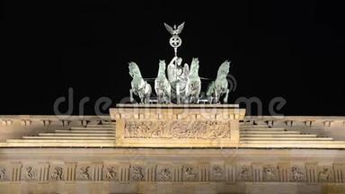 柏林的勃兰登堡门，和平与团结的象征和德国著名的地标。 新古典纪念碑在晚上。 编号