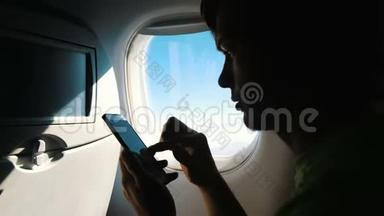 旅游人士浏览移动电话触摸屏幕飞机旅行