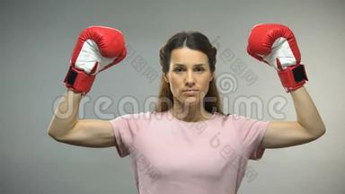 戴拳击手套的年轻美女举手，癌症幸存者，概念