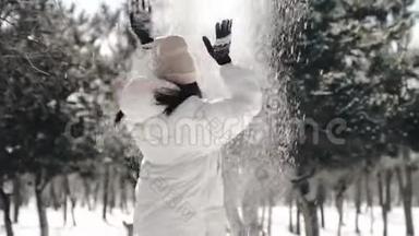 冬天的公园里，一个美丽的女孩在雪地里玩得很开心，她把一臂雪扔到头上，后来又把雪扔到头上