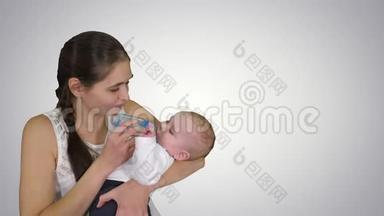 母亲从瓶子里<strong>抱着婴儿</strong>，用阿尔法通道喂养<strong>婴儿</strong>