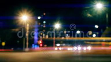 分散了夜间交通灯。 夜间城市交通模糊，时间流逝