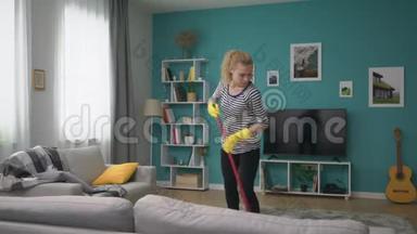 在舒适的公寓里，大片的女人打<strong>扫地</strong>板，跳舞